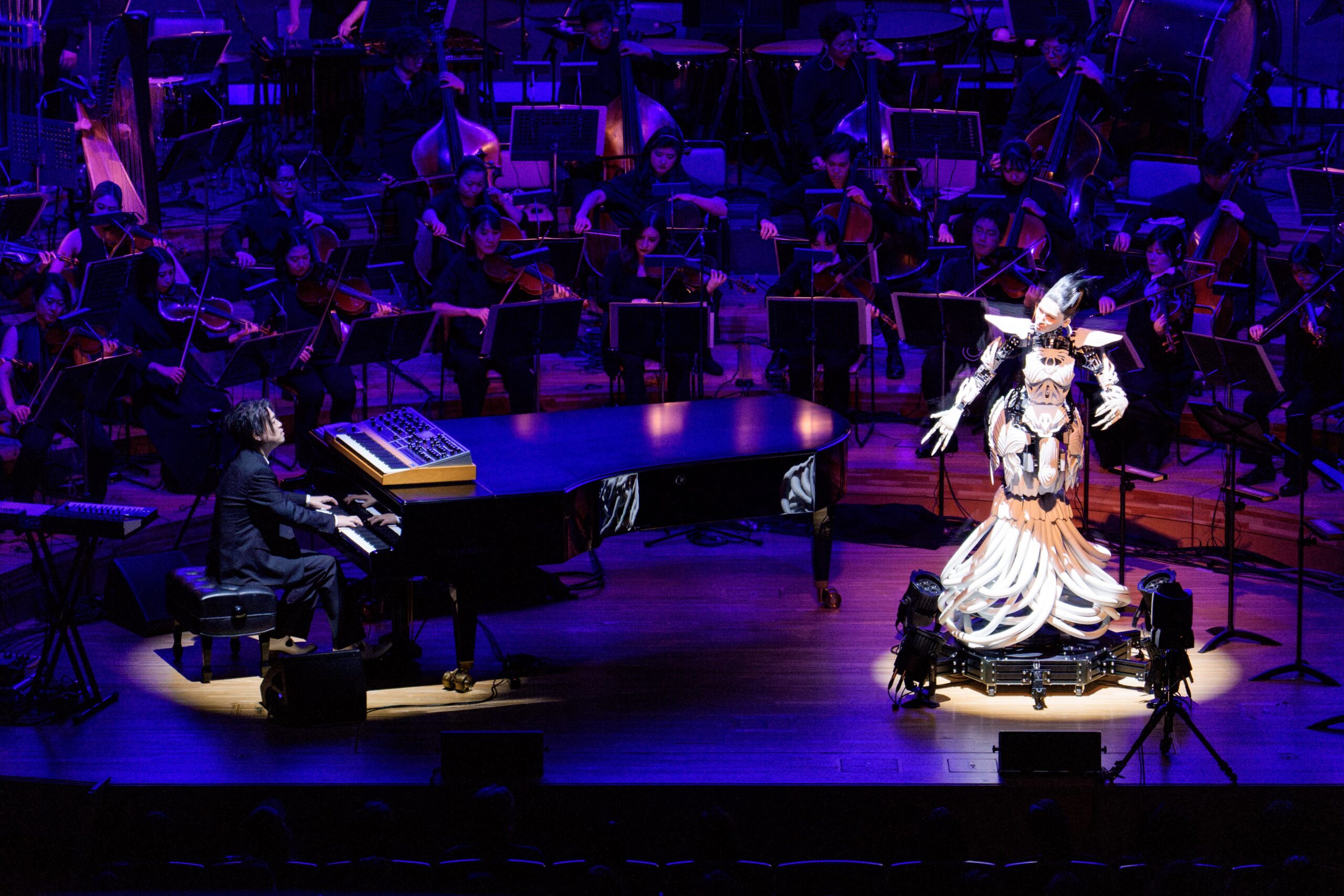 The review of Android Opera “MIRROR” — Deconstruction and Rebirth has been published in Art Exhibition Japan .