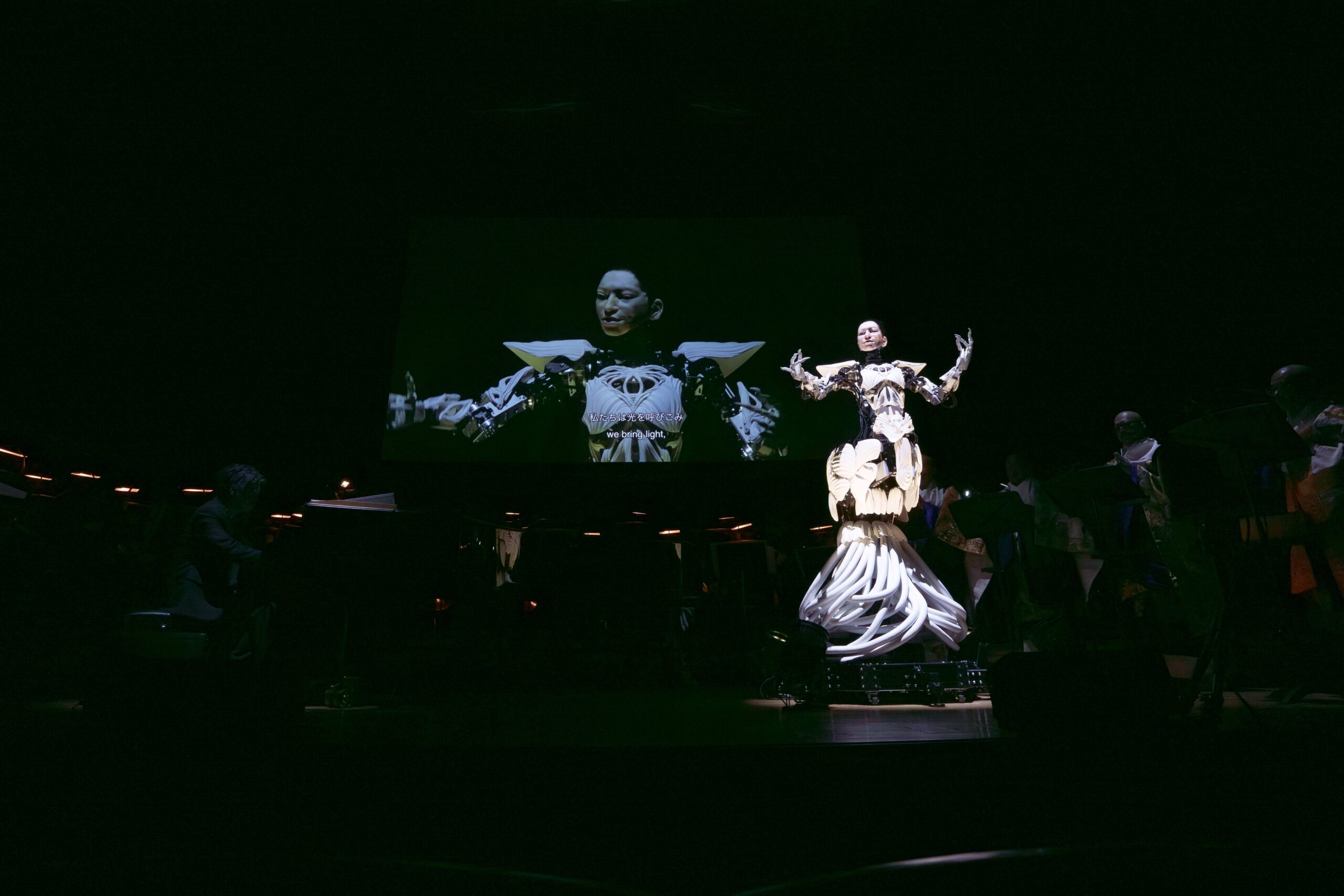 The review of  Android Opera “MIRROR” — Deconstruction and Rebirth has been published in fashionsnap.