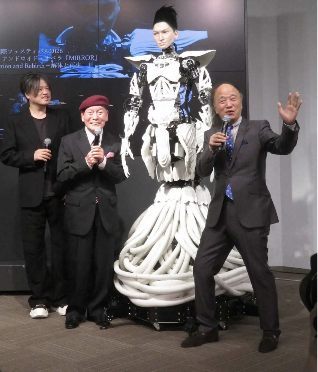 The press conference for the Osaka performance of “Android Opera” has been featured in Sponichi Annex. 